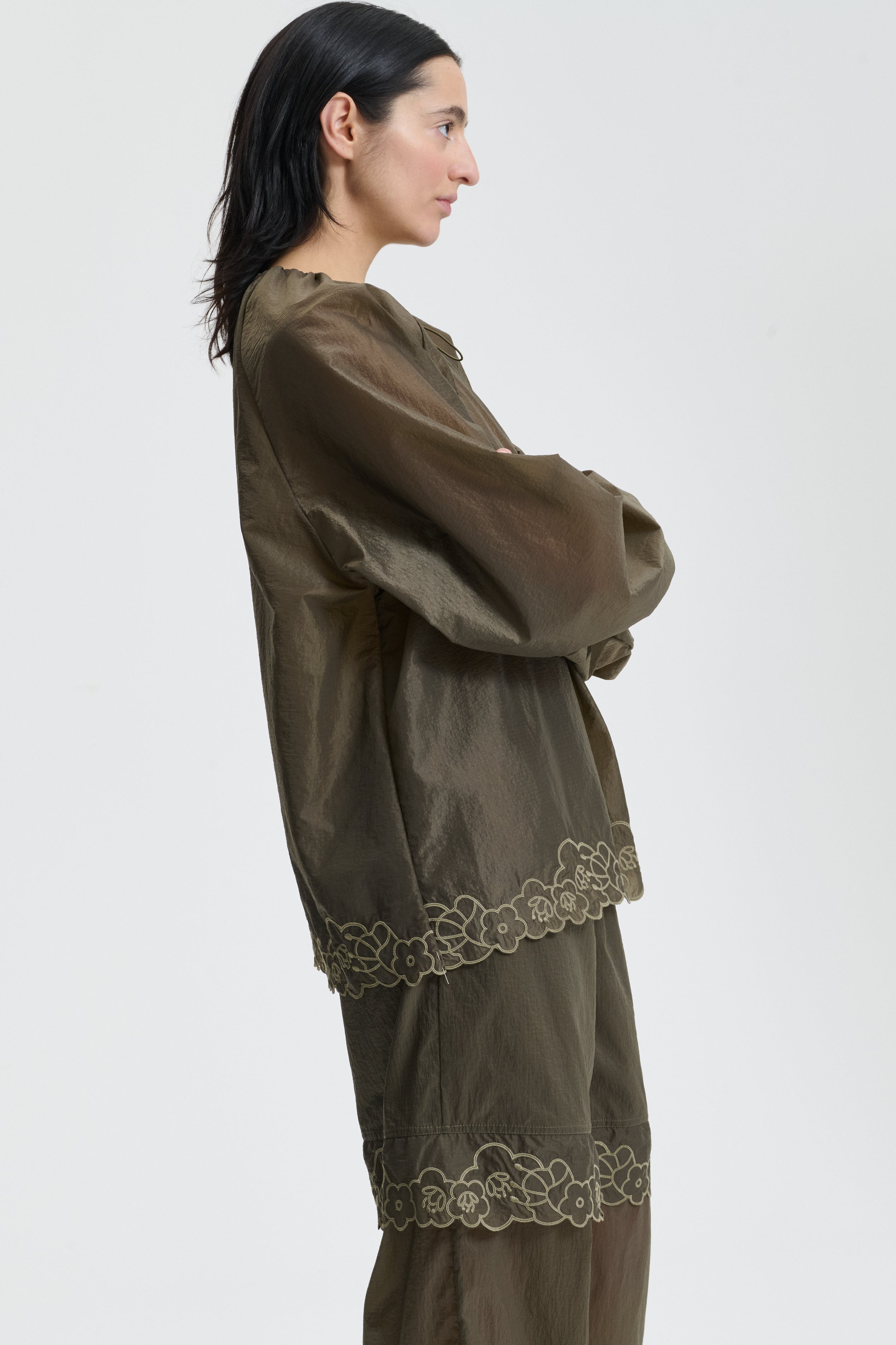 BRODY | TOP EMBROIDERED RIPSTOP OLIVE