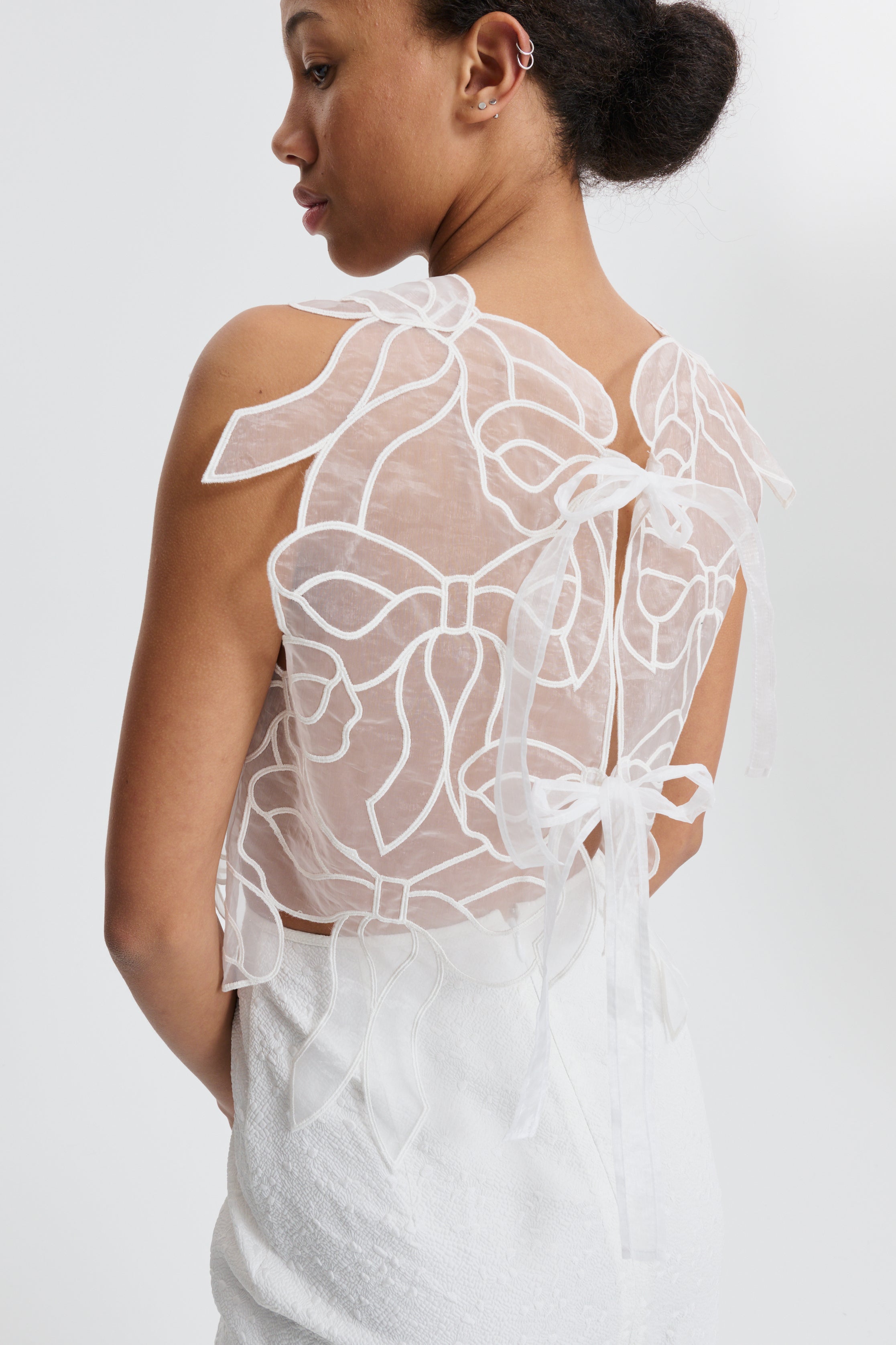 CBAYA | TOP BOW EMBROIDERY WHITE
